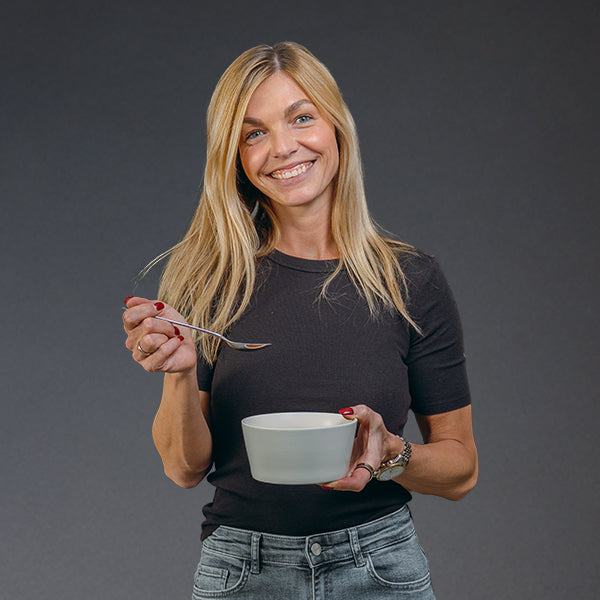 Warmup Gründerin mit High Protein Fertiggerichte Suppe – vegane Protein Soup in der Hand