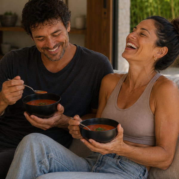 Mann und Frau essen eine Mahlzeit, eine vegane High Protein Suppe Tomate – mediterranes Fertiggericht mit italienischen Kräutern
