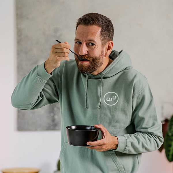 High Protein Fertiggerichte Gruenderin zeigt alle Sorten vegan schnelle Mahlzeit Tomate Kartoffel Kokos Pilz
