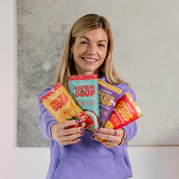 High Protein Fertiggerichte Gruenderin zeigt alle Sorten vegan schnelle Mahlzeit Tomate Kartoffel Kokos Pilz