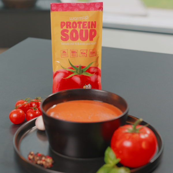 Sachet und Schüssel Vegane High Protein Suppe Tomate – Mahlzeit mediterranes Fertiggericht mit italienischen Kräutern
